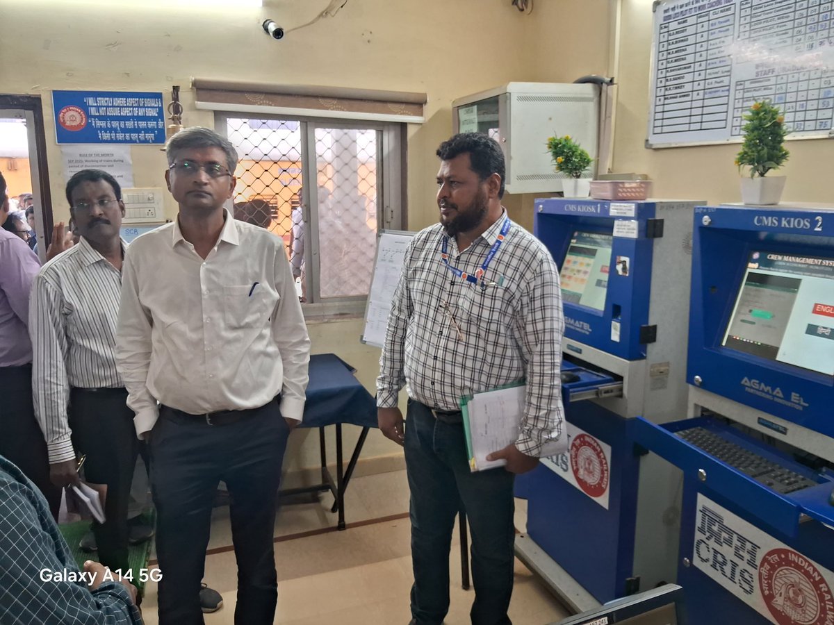 drmsecunderabad's tweet image. Dr R. Gopalakrishnan, DRM Secunderabad inspected #safety aspects #interacted with crew received feedback  #improvements  need to be carried @Bidar station