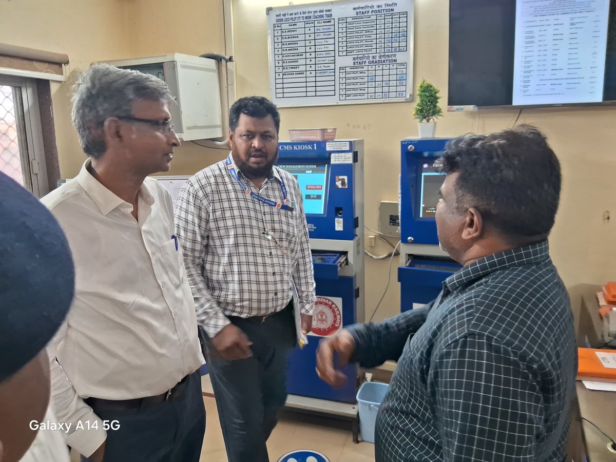 drmsecunderabad's tweet image. Dr R. Gopalakrishnan, DRM Secunderabad inspected #safety aspects #interacted with crew received feedback  #improvements  need to be carried @Bidar station