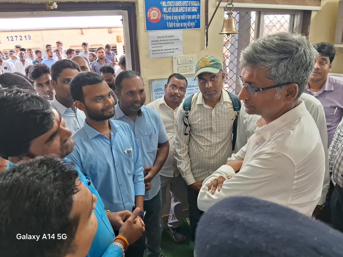 drmsecunderabad's tweet image. Dr R. Gopalakrishnan, DRM Secunderabad inspected #safety aspects #interacted with crew received feedback  #improvements  need to be carried @Bidar station