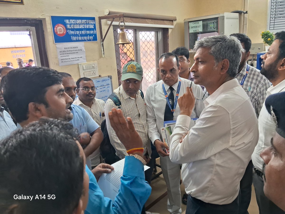 drmsecunderabad's tweet image. Dr R. Gopalakrishnan, DRM Secunderabad inspected #safety aspects #interacted with crew received feedback  #improvements  need to be carried @Bidar station