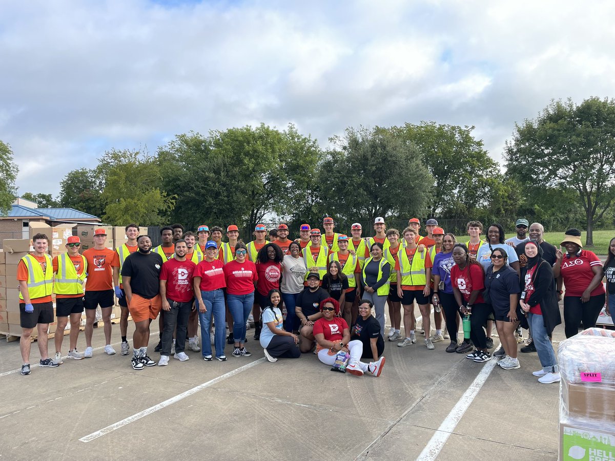 Your Eastfield Bee’s Baseball team Volunteered their time this morning to help serve over 300 families in our community.

To truly lead, you have to serve.
#Beesinthecommunity