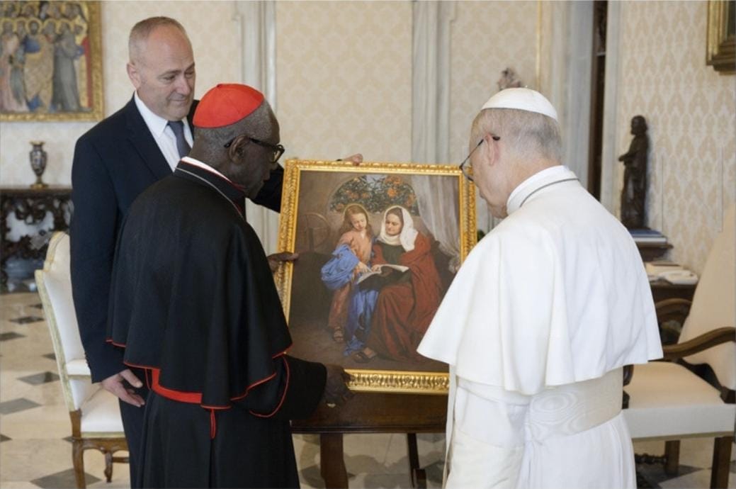 Raúl Berzosa (@raul_berzosa) on Twitter photo Ayer el papa León XIV recibió en audiencia privada al cardenal Robert Sarah, quien le hizo entrega de una reproducción de mi obra “Santa Ana y la Virgen niña”, pintura que realicé por encargo de la Hermandad de la Esperanza de Triana.
¡Muy contento de que el papa conozca alguna Ayer el papa León XIV recibió en audiencia privada al cardenal Robert Sarah, quien le hizo entrega de una reproducción de mi obra “Santa Ana y la Virgen niña”, pintura que realicé por encargo de la Hermandad de la Esperanza de Triana.
¡Muy contento de que el papa conozca alguna
