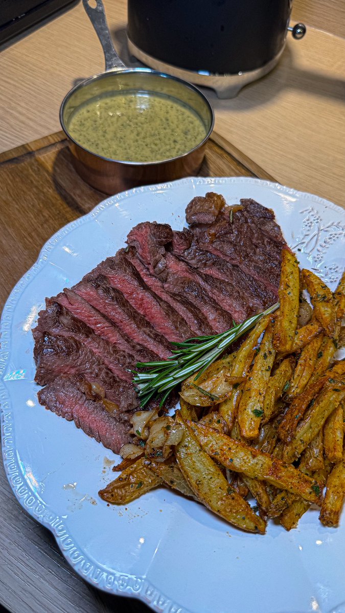 L’homme aux gants noirs 🤌🏼 tweet media