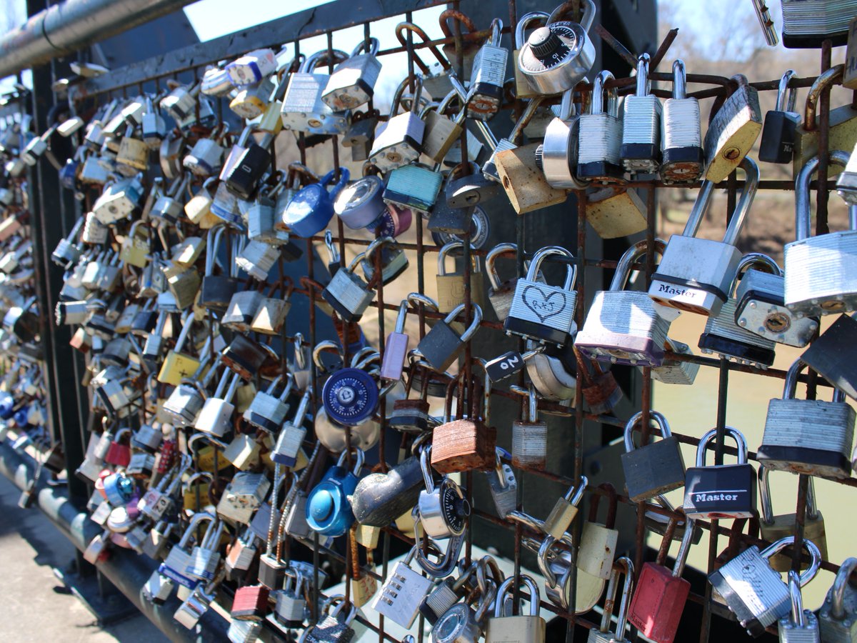 GADeptofTrans's tweet image. 🔒❤️ In Rome, GA, love locks line the Robert Redden Footbridge — once a train bridge, now part of Georgia’s Rails-to-Trails program.

From proposals to promises, this landmark celebrates love where rivers meet.

🔒❤️ bit.ly/42pN2l8

@GDOTNW  #TrailTuesday #RailstoTrails