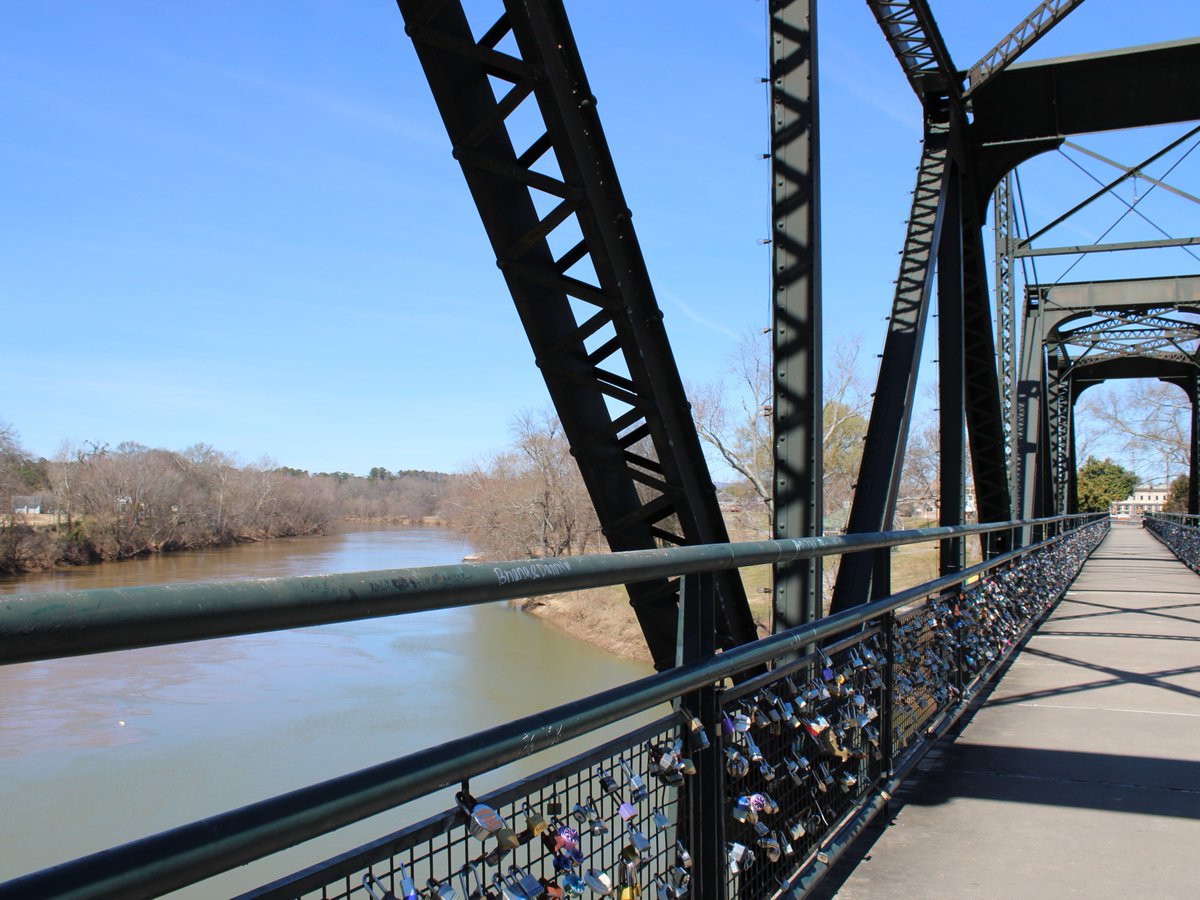 GADeptofTrans's tweet image. 🔒❤️ In Rome, GA, love locks line the Robert Redden Footbridge — once a train bridge, now part of Georgia’s Rails-to-Trails program.

From proposals to promises, this landmark celebrates love where rivers meet.

🔒❤️ bit.ly/42pN2l8

@GDOTNW  #TrailTuesday #RailstoTrails