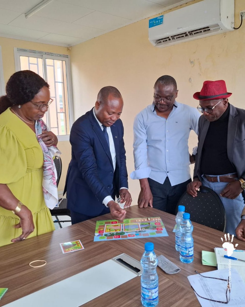 EduConservation's tweet photo. Notre équipe d’expert(e)s se sont récemment réunis pour un atelier collaboratif au Gabon. Au cours de ces sessions, l'équipe a fait le point sur la Phase Pilote, analysé les retours recueillis toute au long de l’année pilote et a planifié les formations prévues en octobre https://t.co/oQ1xi2Kvgb
