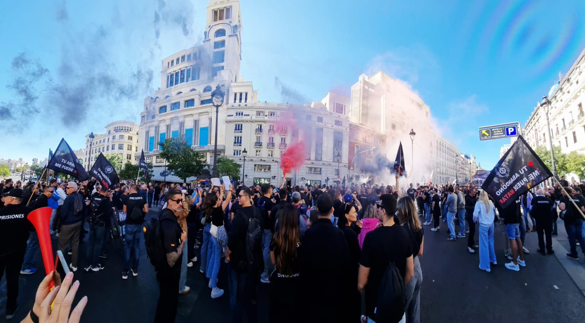 TampmDueso's tweet photo. Otro año en Madrid con los compis de TAMPM para reivindicar el fin de las agresiones a los funcionarios. Una cada 14 horas. 
DIGNIFICAR PROFESION 
AGENTES DE LA AUTORIDAD
PROFESION DE RIESGO
EQUIPARACION SALARIAL 

MARLASKA DIMISION! https://t.co/BwyW3V6gvM