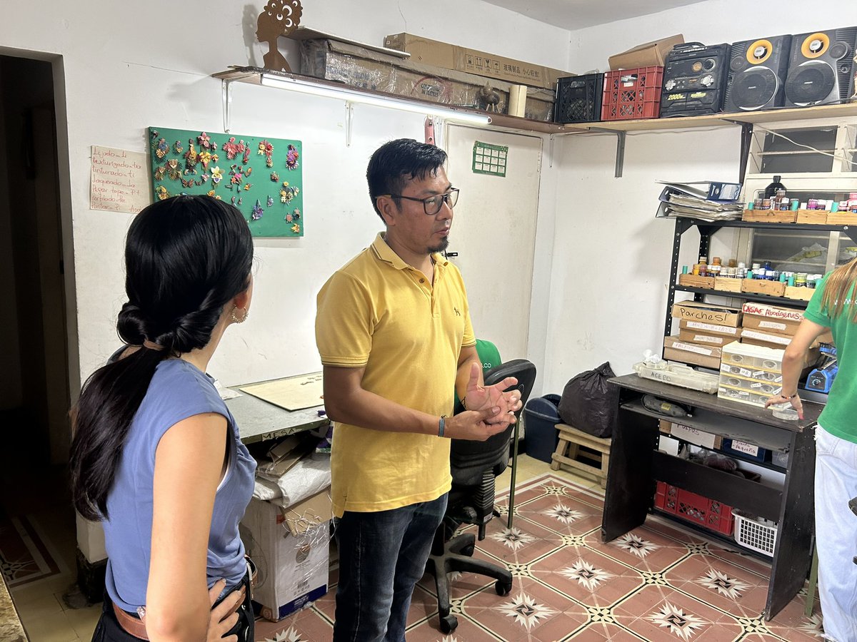 🧵✨ Estuvimos en las instalaciones de Orígenes, trabajando junto a nuestros artesanos en la creación de nuevos productos que muy pronto brillarán en Barranquilla Fashion Week y Ixel Moda. 🌿🎨 ¡Tradición que se transforma en moda! 💛 #AtlánticoEmprende #tesorosdelatlantico