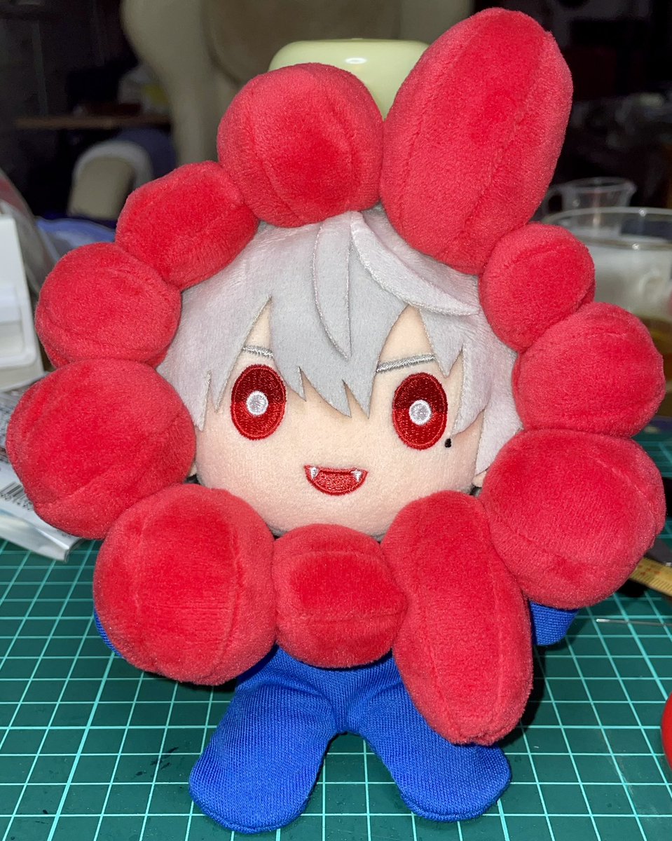 まだ途中だけど、ミャクミャク様のコスプレ衣装()もどきを作っている(後ろ作業机でめちゃくちゃ汚いけど見ないで())