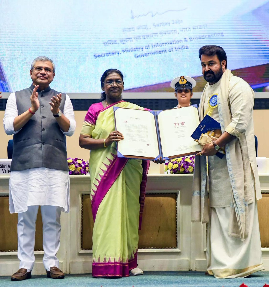 രാജ്യത്തേ പരമോന്നത ചലച്ചിത്ര ബഹുമതി ആയ ദാദാസാഹിബ് ഫാല്‍കെ പുരസ്കാരം ലഭിച്ച മലയാളത്തിന്റെ സ്വന്തം ലാലേട്ടന്
ആശംസകൾ ❤️