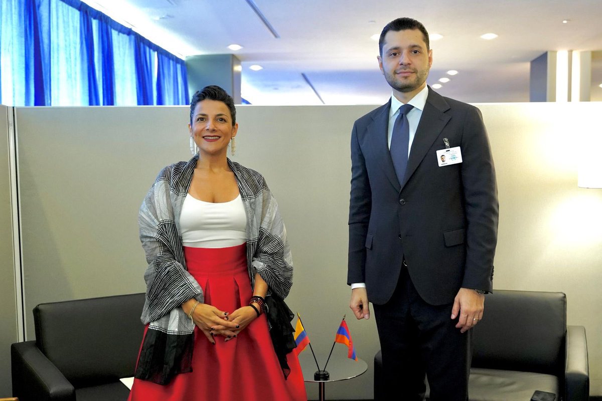 MinAmbienteCo's tweet image. 🌍🤝En la Asamblea General de la ONU #UNGA80, la ministra (e) @IreneVelezT, como presidenta de la #COP16, sostuvo un encuentro bilateral con Hambardzum Matevosyan, ministro de Ambiente de Armenia y líder de la próxima #COP17.

Durante la conversación se abordaron temas cruciales