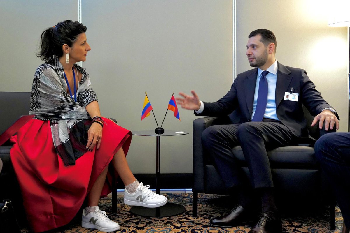 MinAmbienteCo's tweet image. 🌍🤝En la Asamblea General de la ONU #UNGA80, la ministra (e) @IreneVelezT, como presidenta de la #COP16, sostuvo un encuentro bilateral con Hambardzum Matevosyan, ministro de Ambiente de Armenia y líder de la próxima #COP17.

Durante la conversación se abordaron temas cruciales