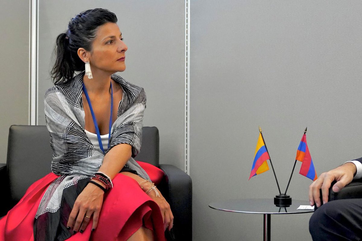 MinAmbienteCo's tweet image. 🌍🤝En la Asamblea General de la ONU #UNGA80, la ministra (e) @IreneVelezT, como presidenta de la #COP16, sostuvo un encuentro bilateral con Hambardzum Matevosyan, ministro de Ambiente de Armenia y líder de la próxima #COP17.

Durante la conversación se abordaron temas cruciales