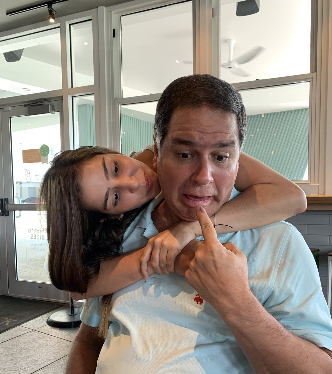 LuisFlorido's tweet photo. Gracias a todos los que oraron por mi hija Ale, aun sin conocerla. Recibimos muchísimos mensajes de cariño y apoyo. Estamos eternamente agradecidos.

Mi hija linda amaneció muy bien después de la operación. No le veía esa carita desde hace 95 días.

El canal por donde pasaba el nervio estaba muy estrecho y lo ensancharon. La primera operación sustituyó el disco de la columna, pero no logró aliviar el dolor intenso. Hoy, ver que ya no siente que se le quema la pierna por la parte superior es casi milagroso. El dolor irá cediendo poco a poco.

Como reflexión: cuando un hijo sufre, los padres sufrimos con él.

Comienza la recuperación ❤️‍🩹

Gracias a los amigos de Ale y a nuestros amigos por mantenernos el ánimo en alto.

A nuestra Divina Pastora y al Espíritu Santo, que nunca nos abandonaron.
“Dios escribe recto en renglones torcidos”.

Mil gracias 🙏🏼