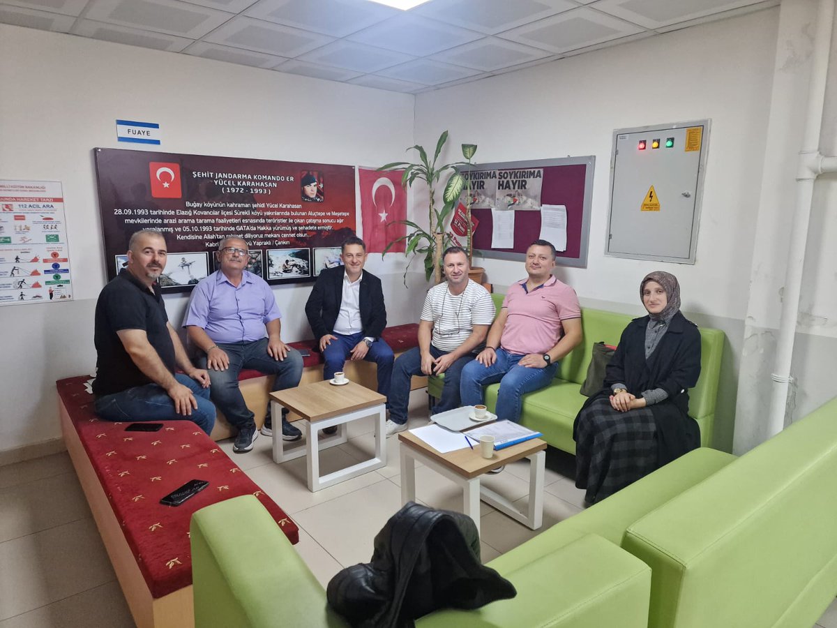 Şube başkanvekilimiz Kemal Pektaş ve yön.krl.üyemiz Mahmut Öksüz yeni atanab idarecilerimize hayırlı olsun ziyaretinde bulundular. 
Eğitim çalışanları ile gündeme dair değerlendirmelerde bulunuldu. 
Hayırlı bir eğitim öğretim sezonu temenni ediyoruz 😎
