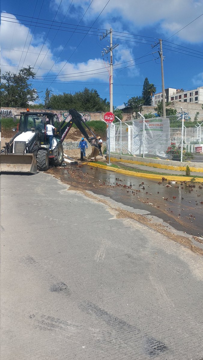 Hay una fuga  enorme en av. copalita y san juan bosco.col. san gonzalo. Su constructora presidente rompió un tubo <a href="/JuanJoseFrangie/">Juan José Frangie</a> <a href="/ServiciosZap/">Servicios Municipales Zapopan</a> <a href="/ZapopanGob/">Gobierno de Zapopan</a> estamos varias colonias sin agua cuanto van a tardar en arreglar? <a href="/ZapopanDen/">Denuncia Ciudadana Zapopan</a> <a href="/sonia_ssi/">Sonia Serrano</a> <a href="/LOBOALFA76/">LOBO ALFA</a> <a href="/SoyTapatioAweb/">@SoyTapatioAweb</a>