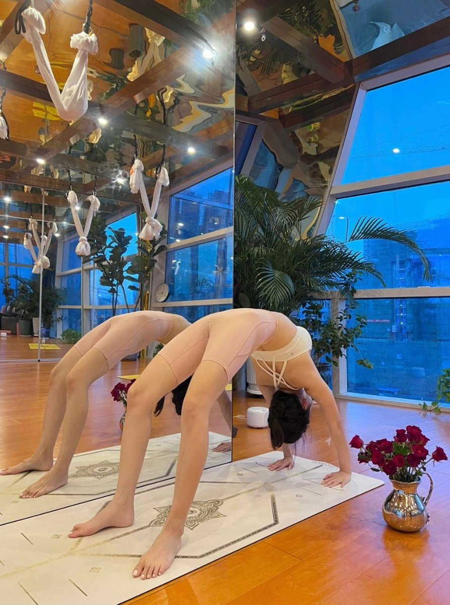FeminineNordic's tweet image. The sunset glow lingers, and yoga continues. 💫
It's not just my body that's flexible, but my mind as well.
Looking at myself in the mirror for a second, I realized I can be so resilient and graceful. 🌹🧘‍♀️ #YogaLife #SelfPractice #FlexibilityAndStrength