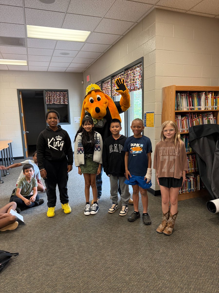 DiggerDog811's tweet image. Digger Dog and Ms. Maria attended Career Day at Oakwood Elementary School! diggerdog811.com/?p=5463 @GA811 @Hall_Schools @georgiadeptofed @GAESPrincipals @gaelassoc @gsbacomm #Call811 #Contact811 #SafeDigging #educationalsafetyprograms #PublicSafety #CareerDay2025