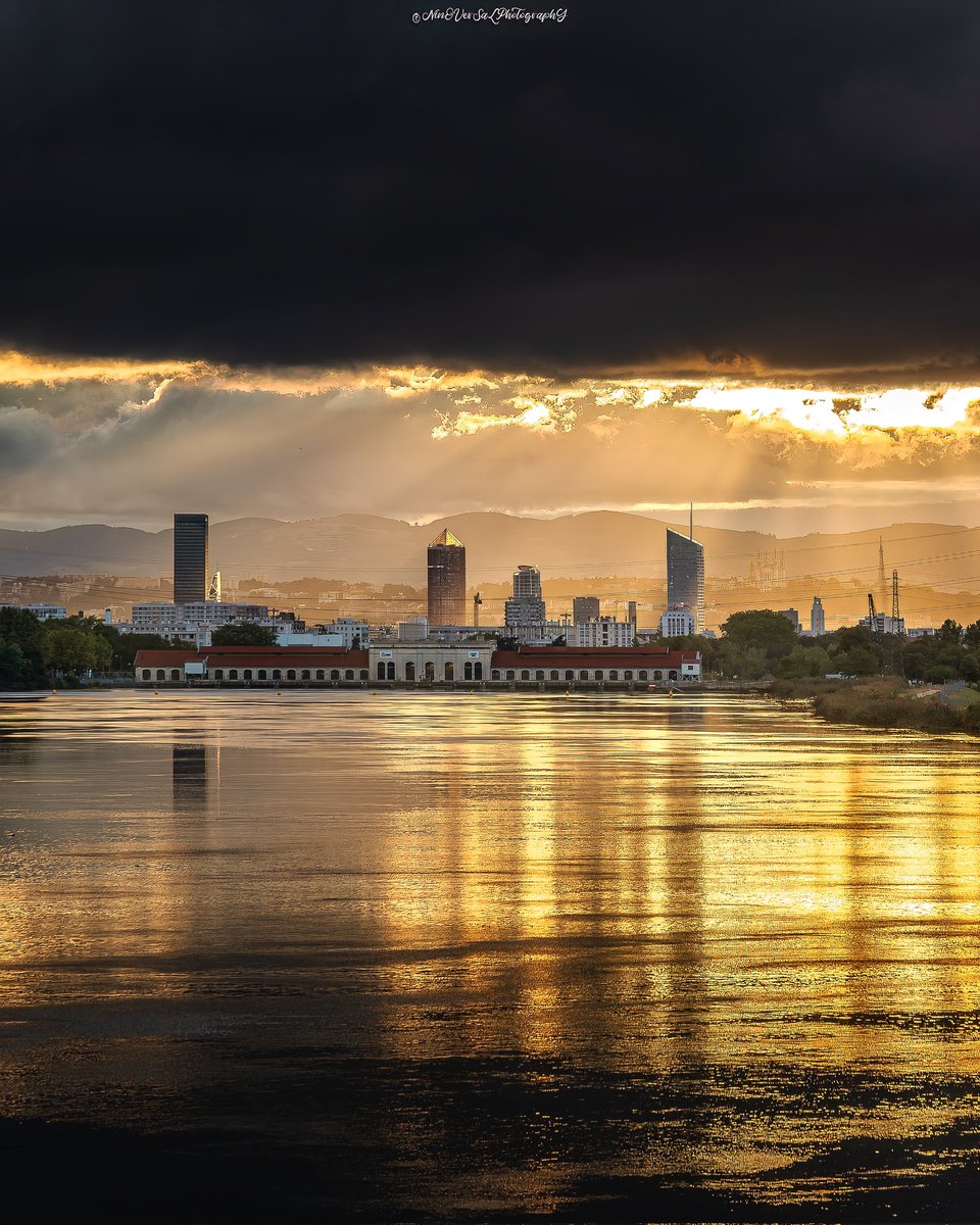 Dans un éclat de couleurs chatoyantes, le coucher de soleil embrase le ciel au-dessus de la skyline de Lugdunum 🦁

Par ©️ Ninoversalphotography (Instagram / Facebook)

#Lyon #picoftheday #pictureoftheday #photooftheday #photography #sunset