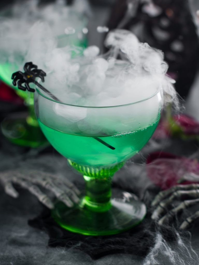 paulabendfeldt's tweet image. Looking for a drink that screams Halloween? 👻 This Green Zombie Cocktail is easy to make &amp;amp; guaranteed to impress your ghoulish guests! 🍸
👉 growingupbilingual.com/green-zombie-h…

#HalloweenDrinks #HalloweenRecipes #SpookyCocktails