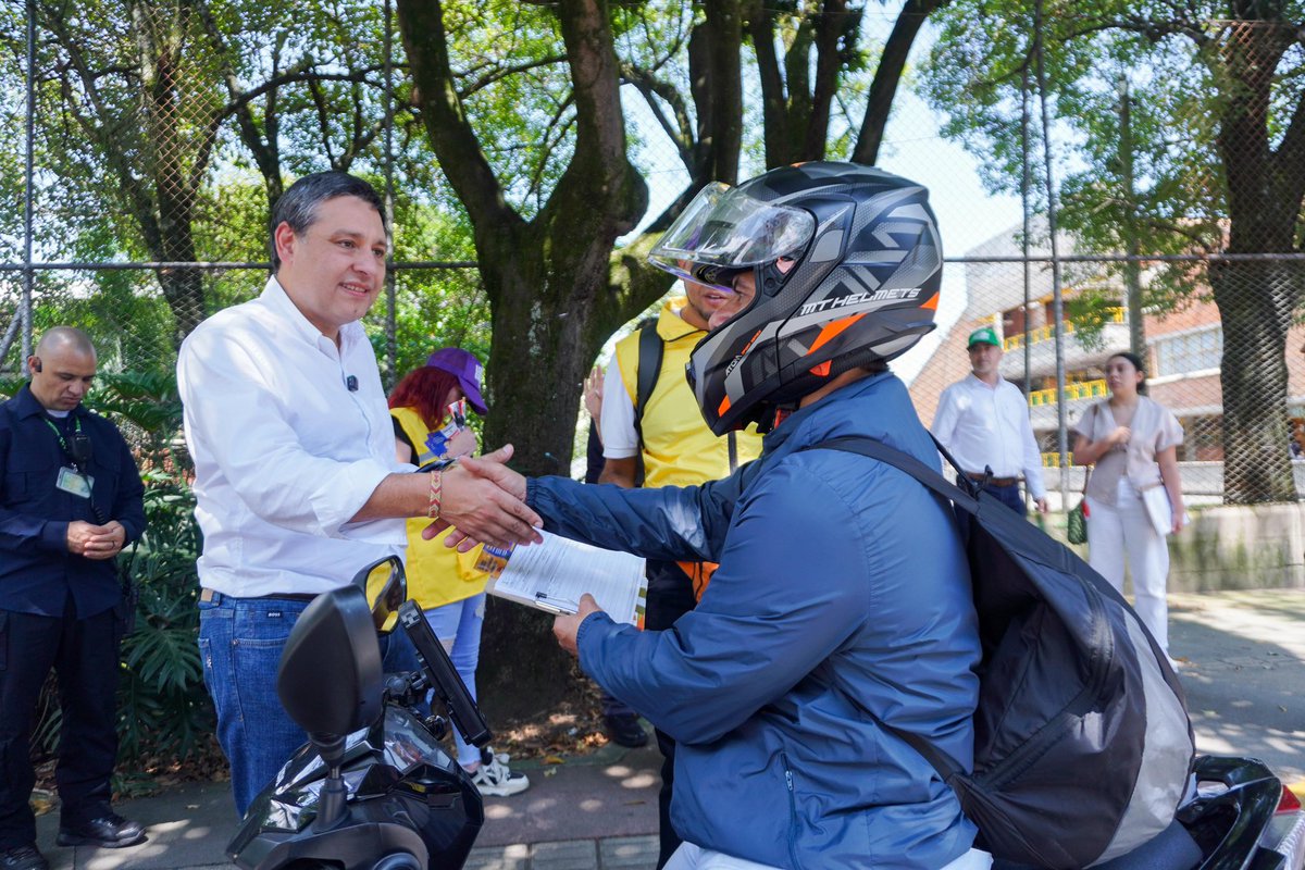 MauricioLizcano's tweet photo. ¡Aquí estamos, Medellín! Muy contentos de recorrer sus calles y encontrar en su gente el mismo anhelo de unidad, futuro y un país de soluciones. Hablando a sus ciudadanos claro: seguridad, movilidad, bienestar y oportunidades. ¡Eso haremos realidad! 

Seguimos construyendo una Colombia que cree y avanza para todos.