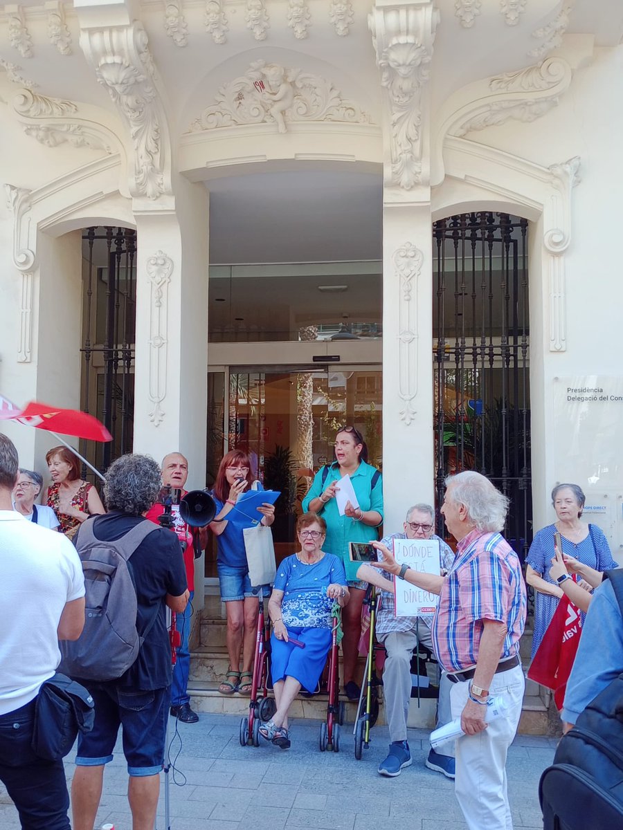 Sanitat_CCOOPV's tweet photo. Hui hem fet costat a les persones treballadores i usuàries del Centre d’Estades Diürnes Plaça d’Amèrica d’Alacant, després del seu tancament.
Exigim la reobertura del centre, que atendia a uns 40 usuaris i usuàries.
#CamareroRespon #CentredeDia #Alacant https://t.co/KNodvvQIS9