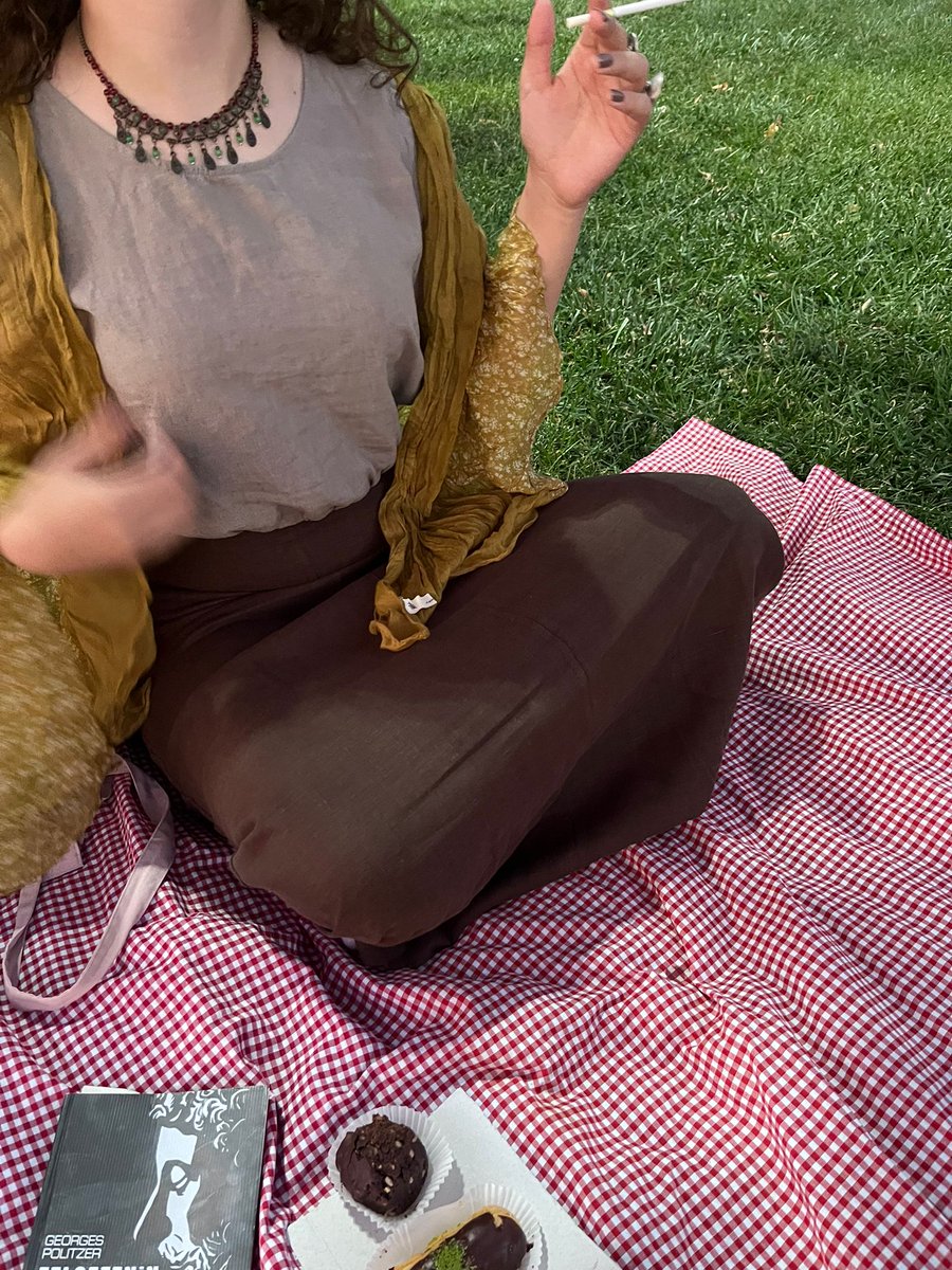 kendini hatırlatan bir rengi ve ışıltısı olan, bir şeyleri sevdiğinde yüzünden anlaşılan, yanında dururken yanında durmaktan başka bir şey düşünmediğim insanların yakınlığını seviyorum. dünya haritasının yeşil ve mavi alanları onların yanıymış gibi geliyor. serin ve parlak.