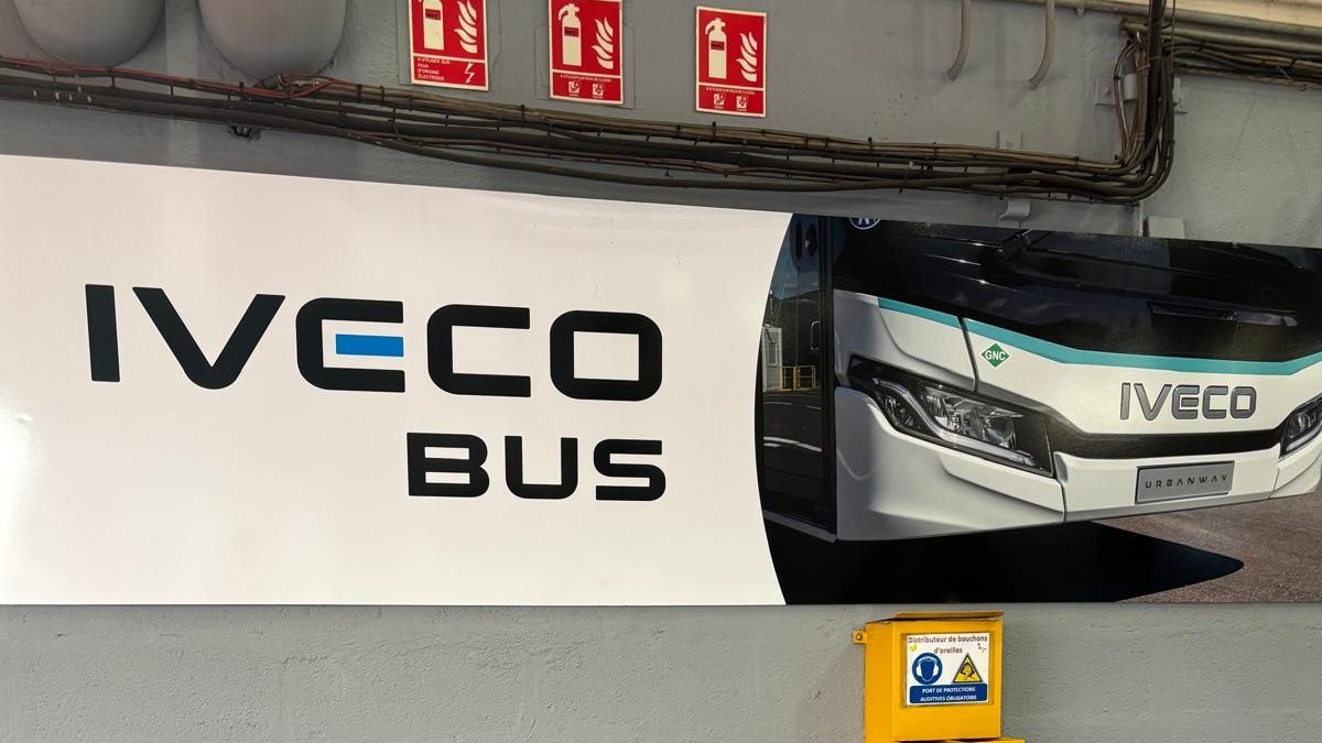 Fierté ardéchoise !

À Annonay, <a href="/IVECO/">IVECO</a> Bus double la production de bus électriques et assemble désormais les batteries sur place.

C’est déjà plus de 1 300 emplois, et demain encore plus.

Mais le vrai défi est clair : former les talents, relocaliser les compétences rares et