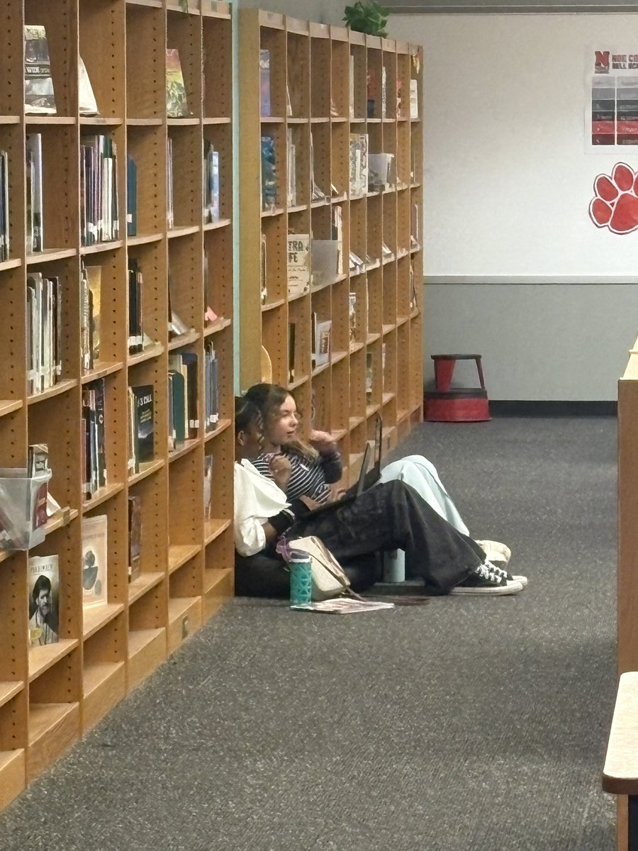 Taking advantage of the quiet ❤️🖤 #JCPSREADS #CougarsWork <a href="/Noe_JCPS/">Noe Middle School</a>