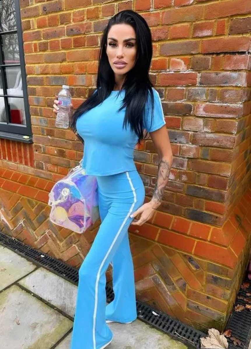 KatiePrice's tweet image. ❤️🥰😊😝 In love with this set 😝😊🥰❤️ #katieprice #thisisme #ComfyVibes #iloveit #jyyldn #thankyouforyoursupport