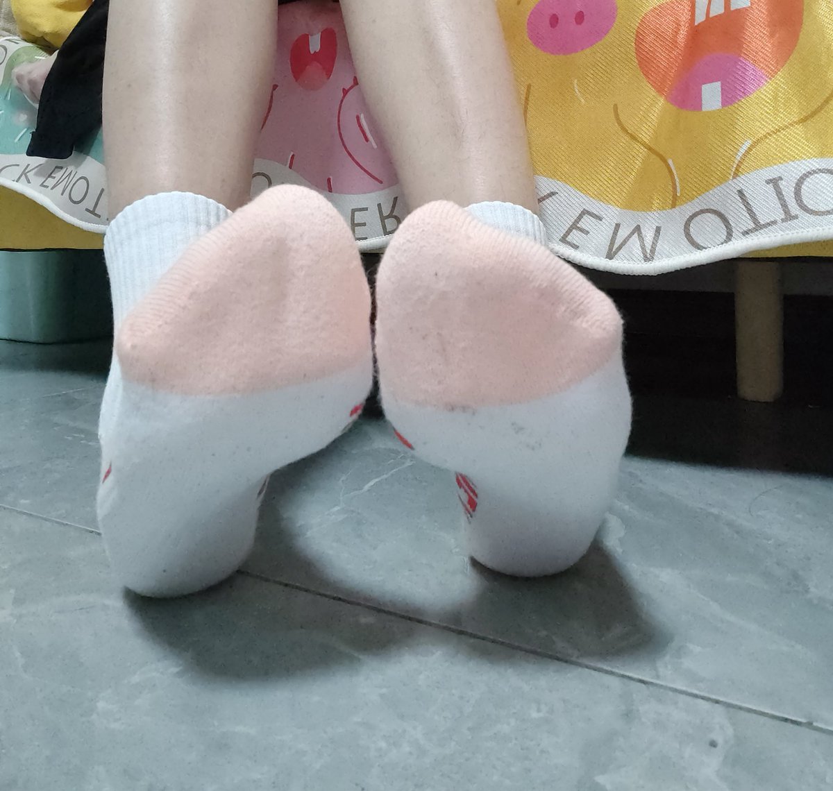 用我的汗湿棉袜脚给你足出来
会不会超级爽？
点赞，抽一双三天白棉袜，两天后开奖~