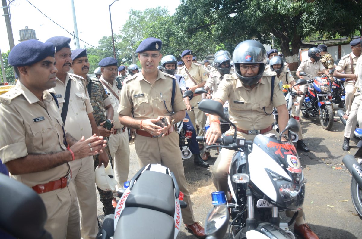 dhanbadpolice's tweet image. *धनबाद पुलिस को मिली 68 नई पेट्रोलिंग बाइक, एसएसपी महोदय ने हरी झंडी दिखाकर किया रवाना*। @JharkhandPolice #CityHawks
#PolicePetroling #CrimeControl