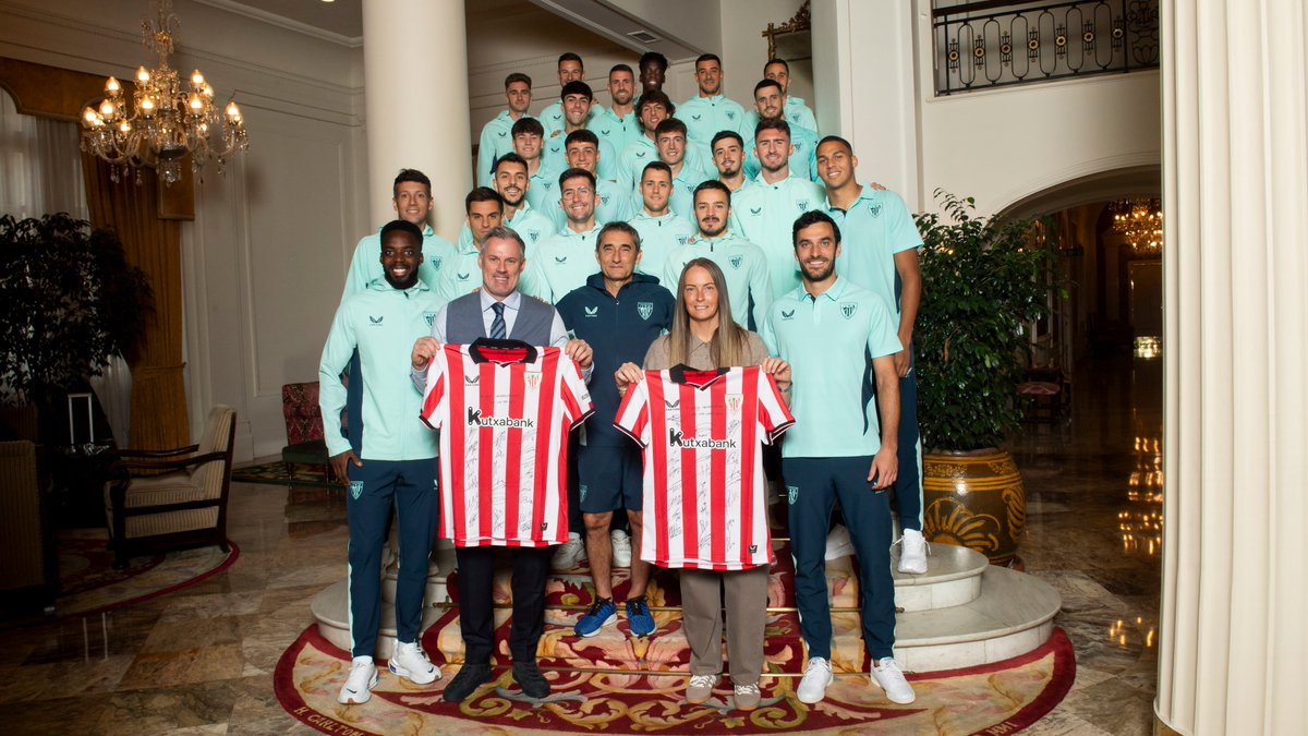 Athletic_en's tweet image. 📸 Our #OCM25 and #OCW25, Jamie Carragher and Joelle Murray, met the Lions before receiving their tribute this evening at San Mamés.

⭐️ @Carra23
⭐️ @JLMurray17
 
#AthleticGirona #UniqueInTheWorld 🦁