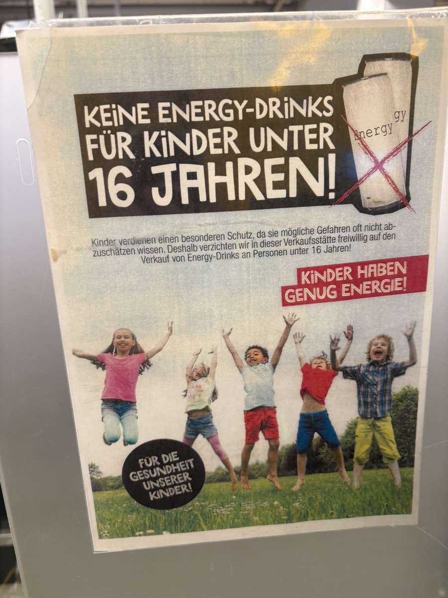 Ich find das BTW Krass, dass Energy in manchen Läden die gleiche Altersgrenze hat wie Bier Wein und Sekt. Mit Alkohol kann man sich besaufen und es ist sehr gefährlich. Mit Energy ist man länger wach.