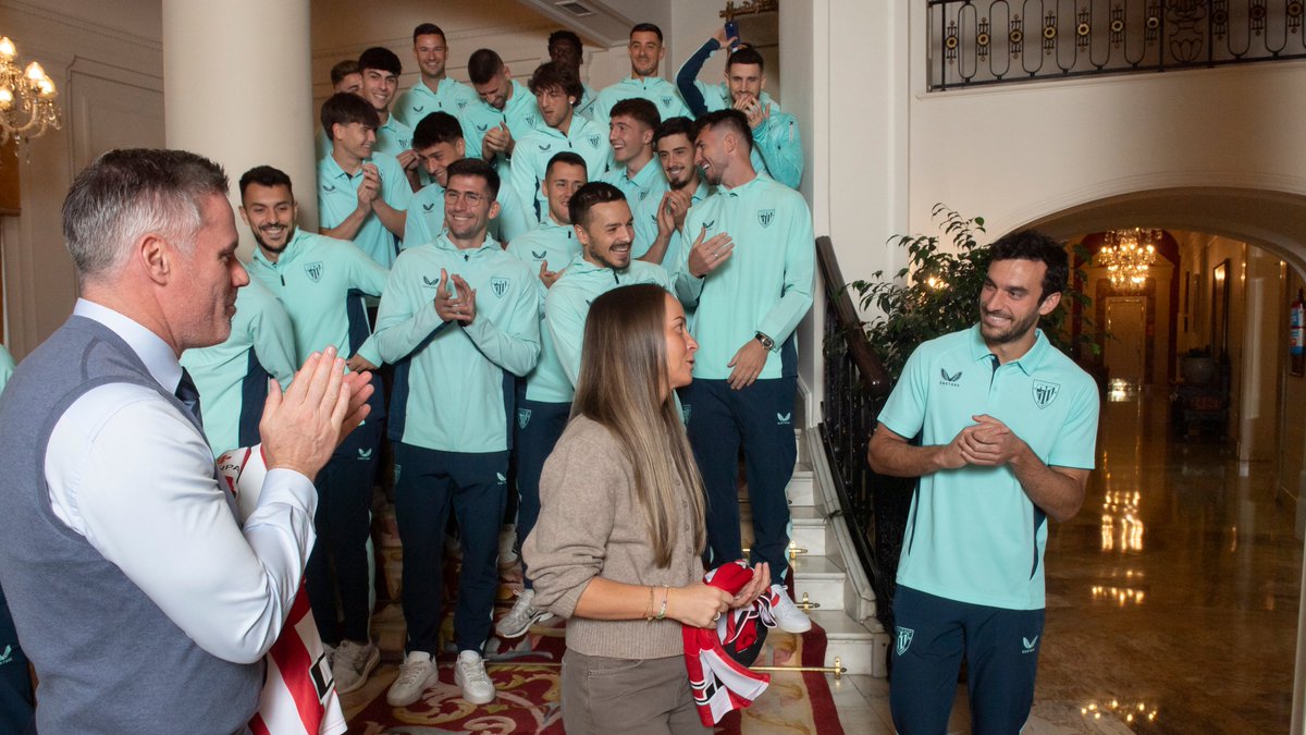 Athletic_en's tweet image. 📸 Our #OCM25 and #OCW25, Jamie Carragher and Joelle Murray, met the Lions before receiving their tribute this evening at San Mamés.

⭐️ @Carra23
⭐️ @JLMurray17
 
#AthleticGirona #UniqueInTheWorld 🦁