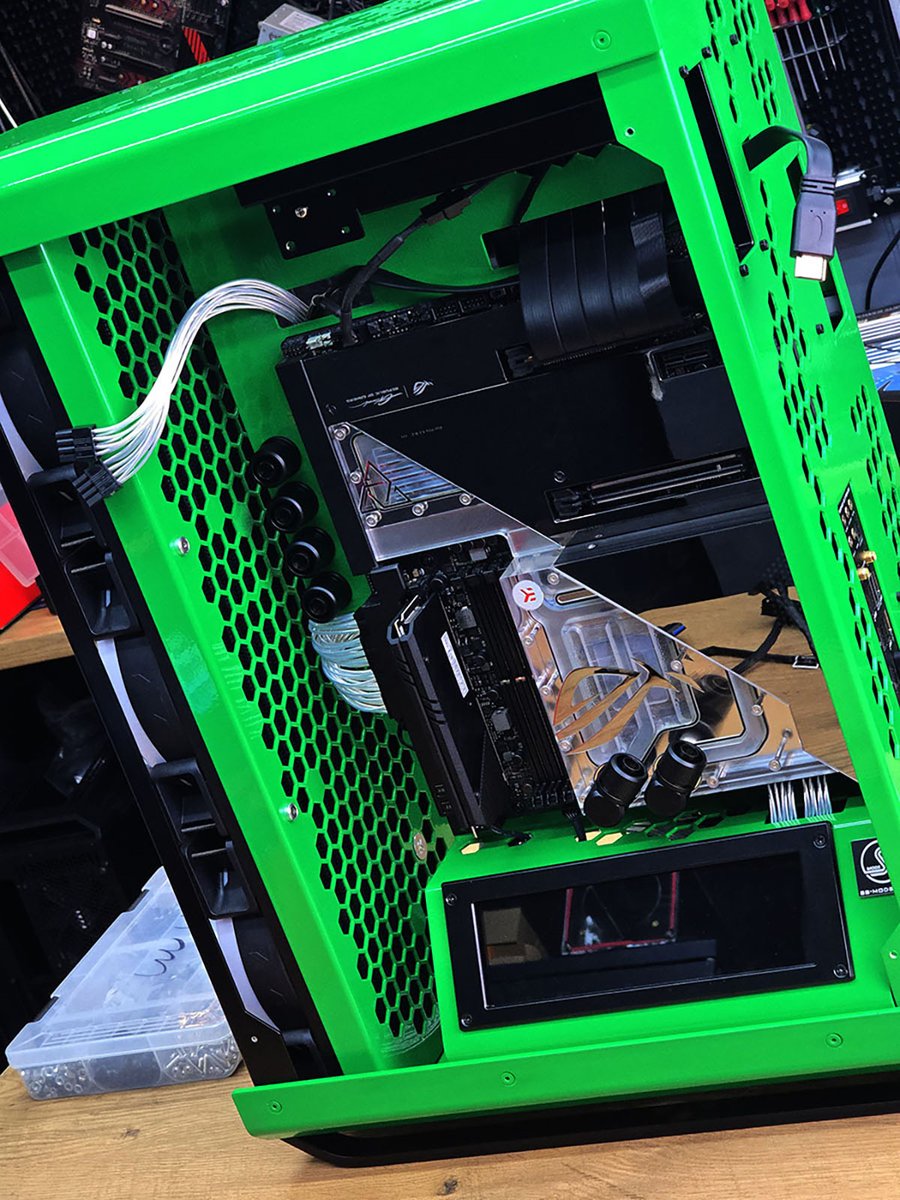 neSSaSSPCmods's tweet image. Green Beast - Scratch PC build 

Asus ROG Z690 Extreme GLACIAL
Asus THOR 850 Platinum II
Asus RX 5700xt
Intel i7 12700k
Patriot Viper XTREME 5 MPower DDR5
Patriot Viper PV592 2Tb
EK-LMTek all liquid cooling 

Comming soon

@ASUS @ASUS_ROG @EKbyLMTEK @intel @IntelGaming @CableMod