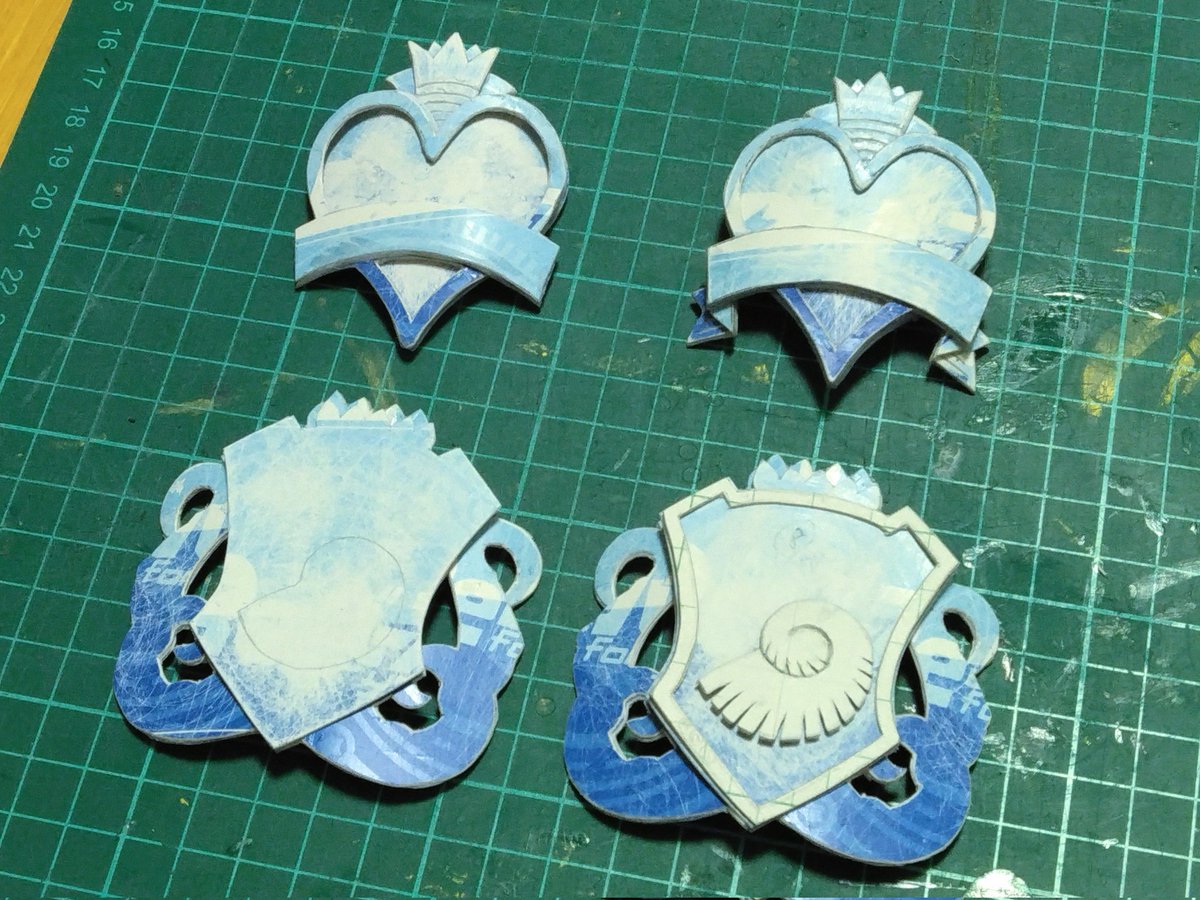 ハーツラビュルとオクタヴィネルの腕章の土台を作ってリハビリ。

紙を貼り合わせまくると紙っぽくない質感、重量になる瞬間が好き。