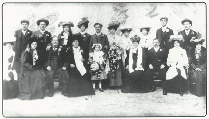 RealPreCinema's tweet image. Haggar’s melodramas were truncated versions of plays (derived from the performances of his own family-seen below) such as 'Two Orphans' (1902), 'The Sign of the Cross' (1904), and 'The Dumb Man of Manchester' (1908).

His films also included cinema tricks, ala #Méliès.

William