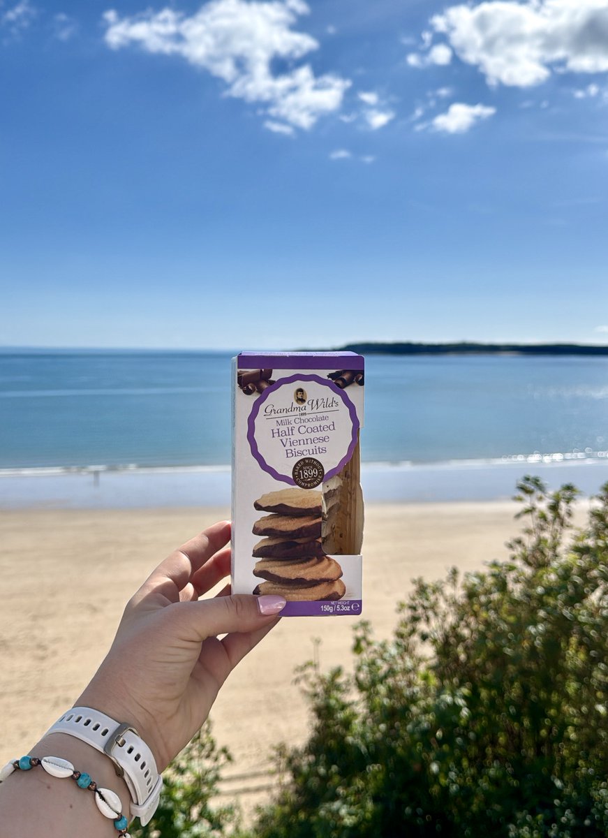 Soaking up the last of the sunshine with Grandma Wild’s and good company ☀️🍪