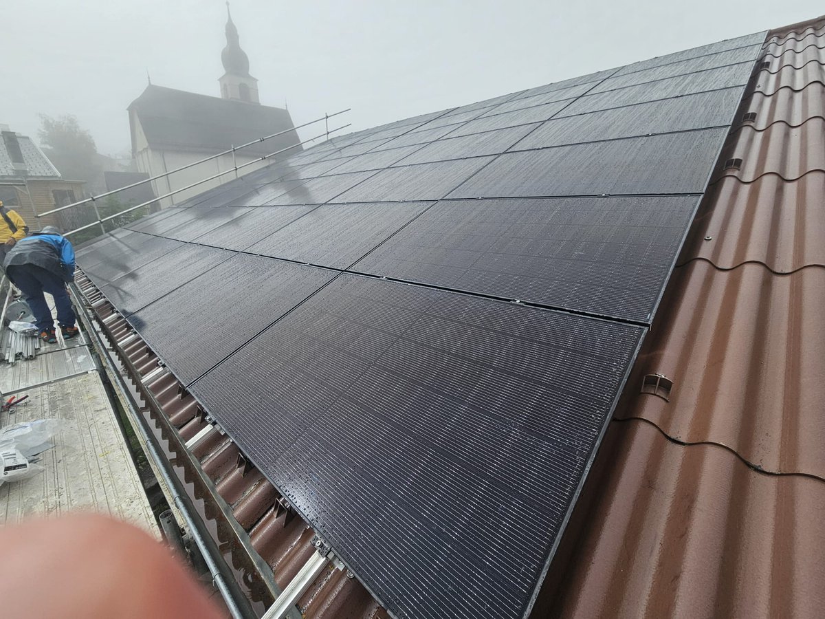Der Bauer und seine Kollegen haben gut gearbeitet, was meint ihr? 💪 #selbstbau Wenn sie angenommen 30 Minuten Mittag gemacht haben, hatten sie nun zu viert 4h gebraucht um 42 Panels zu montieren. Hochgehievt über 3 Stockwerke mit einem Flaschenzug. Ruckzuck 😀