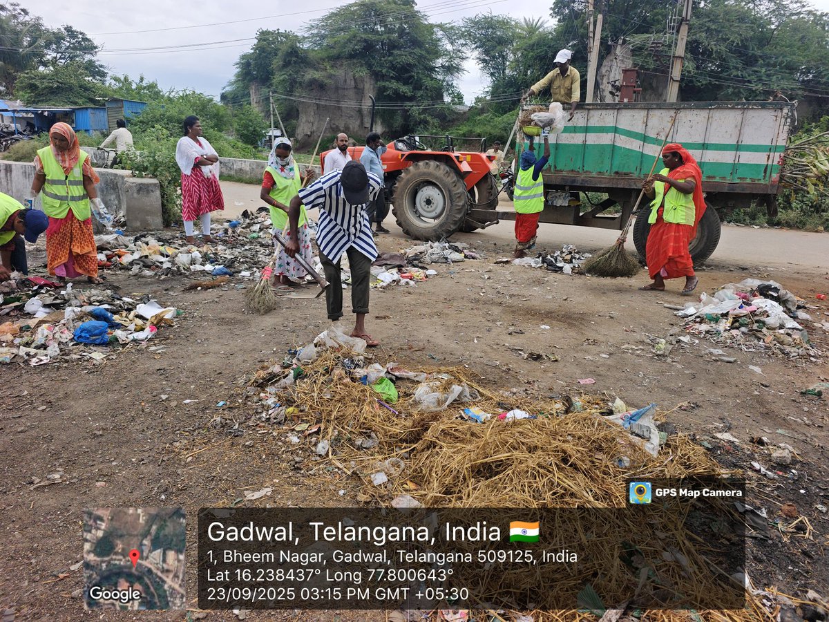 MC_Gadwal's tweet photo. As part of Swachhtha Hi seva-2025 today conducted CTU activity at beside Navarang theatre in w.no-30 Gadwal Muncipality @SwachhBharatGov, @SwachhBharat, @MoHUA_India, @MoJSDDWS @tksreedevi @cdmatelangana @RoopaMishra77 @TelanganaCMO
 #SHS2025 #SwachhataHiSeva2025 #Swachhotsav https://t.co/JKmbNNAe8i