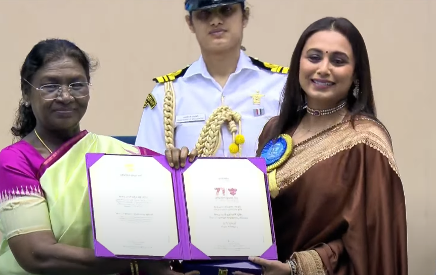MurtuzIqbal's tweet photo. As a Ranian, I literally had tears in my eyes seeing Rani Mukerji receiving her long-overdue National Award! 

#RaniMukerji #NationalFilmAwards #71stNationalFilmAwards #MrsChatterjeeVsNorway #Ranian https://t.co/bHvyHxtmXI