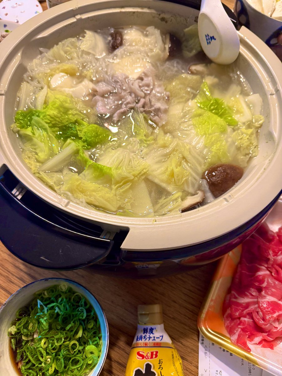 今日はしゃぶしゃぶ鍋にしました🍲
最近写真が雑😅なかなか喉が治らずやる気を出せません💦

#9月23日 #ごはん記録 #夕飯