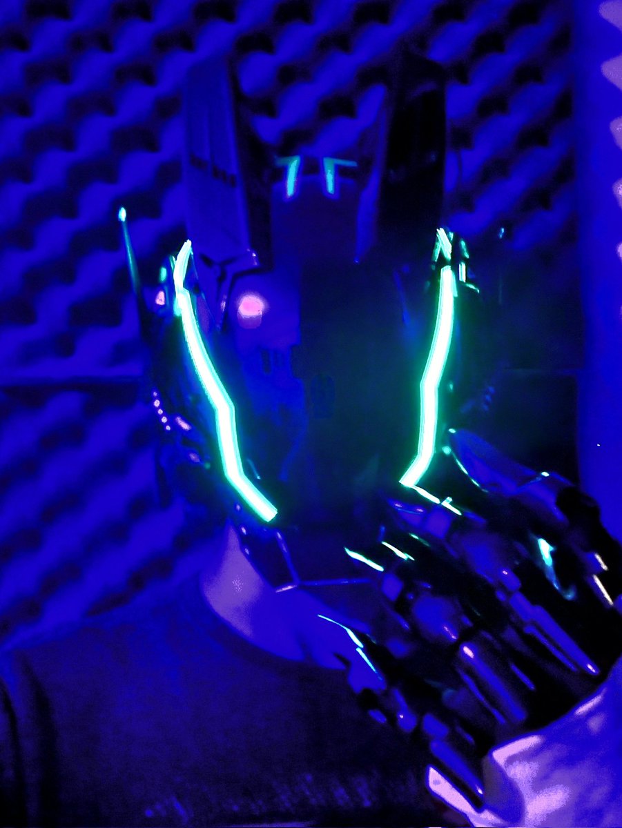 The glow ✨️💚

#cyberpunk #robot #mask