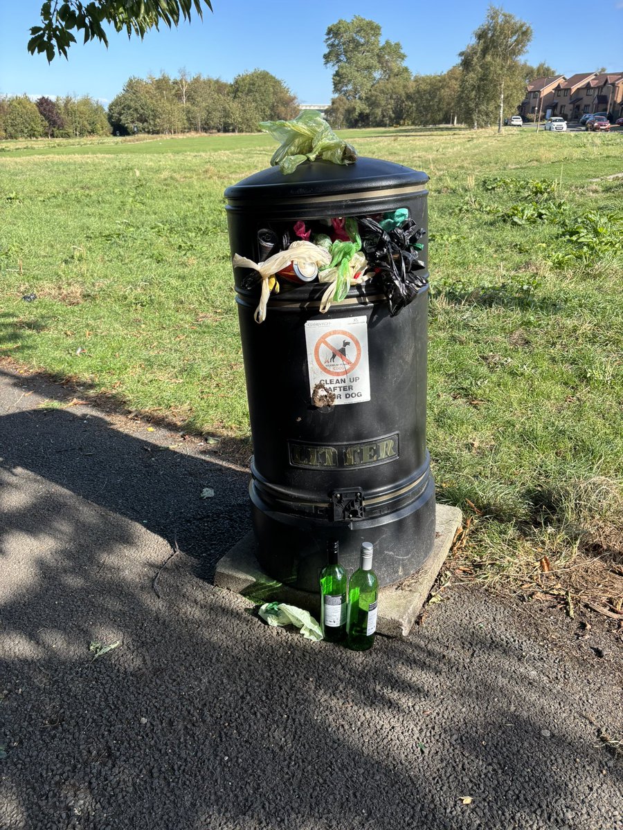 Curlz43's tweet photo. @Edinburgh_CC bins at whinhill park are needing a little attention. EH11 3GZ https://t.co/7BGTrQnXL3