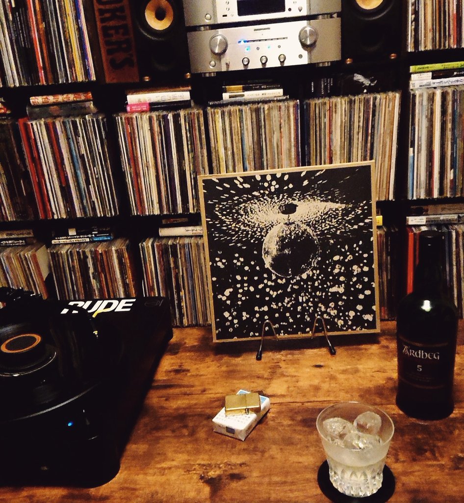 休日出勤お疲れさん😅

お酒のお供～🥃🥃🥃
NEIL YOUNG 『MIRROR BALL』

グランジシーンの代表格
パール・ジャムが参加した95年作
久しぶりに再生✋
youtu.be/SJu6bYhSgvQ?si…