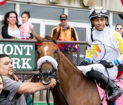 Buenos días amigos.

Conocemos y nos identificamos 
con los apodos de cada jockey. 

Necesito su apoyo, que apodo
le podemos poner a 
Manuel Franco y Ricardo Santana Jr? 

Irad: La Maquina 
J L Ortiz: El Mago 🎩 
Junior Alvarado: El señor de los Stakes 
Kendrick Carmouche: 🐊