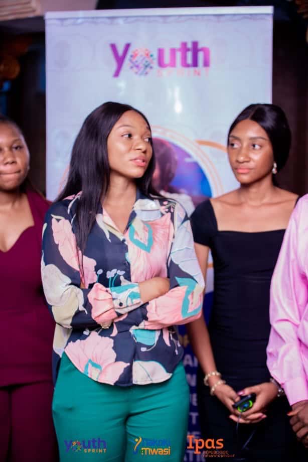 Les participants ont partagé des témoignages poignants sur les avortements et suicides liés à la honte et jugement social.
Cela montre l’importance de favoriser l’accès à une information fiable pour encourager un changement d’attitude et protéger les droits des jeunes en DSSR.