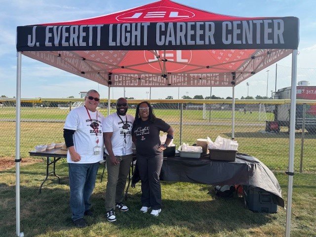 🏈It was a perfect Friday night for the JEL-NCHS Tailgate celebration! A big shout-out to the Light Café team for serving serving up delicious burgers, hotdogs, and homemade cookies. #WhyWT #WeGrowPanthers