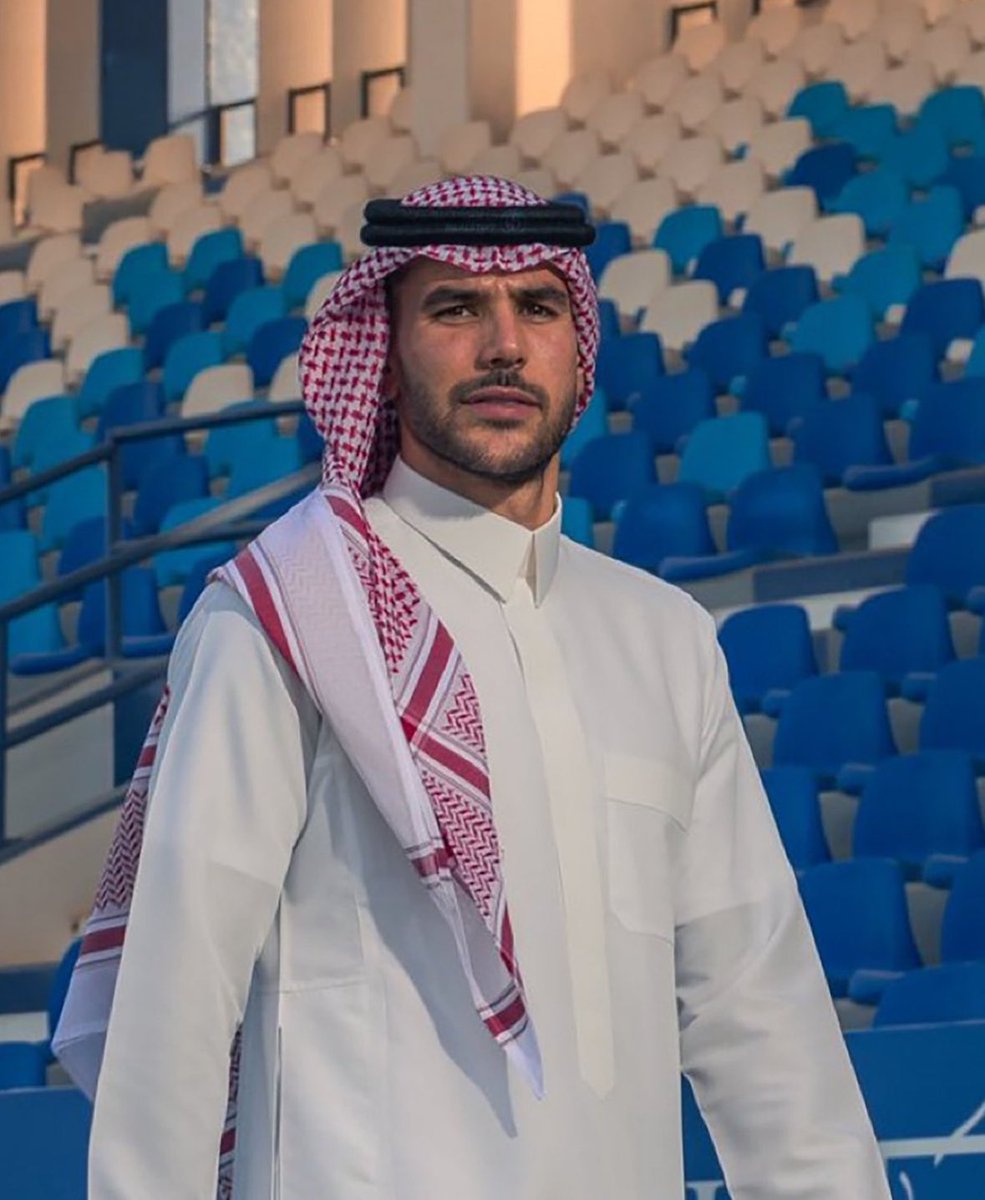 Nevezah's tweet photo. والله ثيو غيييرررررررررررررر لابق له الزي السعودي 😂💙💙💙 https://t.co/4smhSQGH1v